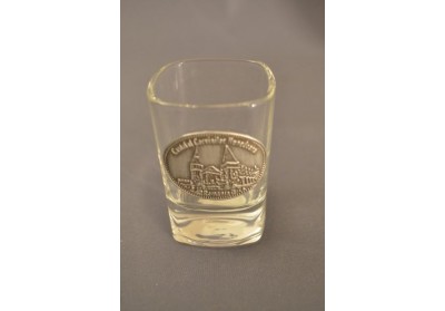 Păhărel pentru alcool pătrat cu plăcuţă metalică Castelul Corvinilor